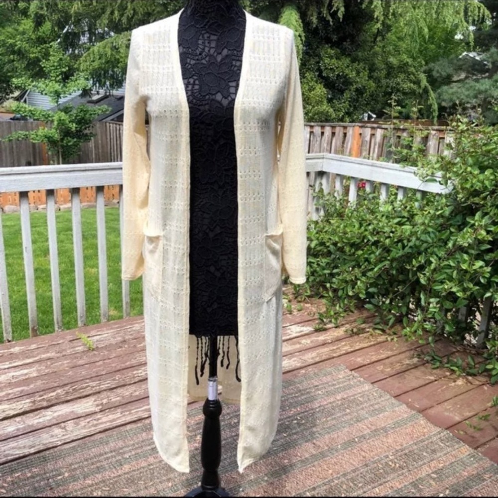 Macys cream GORG Sweater trenchcoat Layer or ware in the spring, plus pockets!